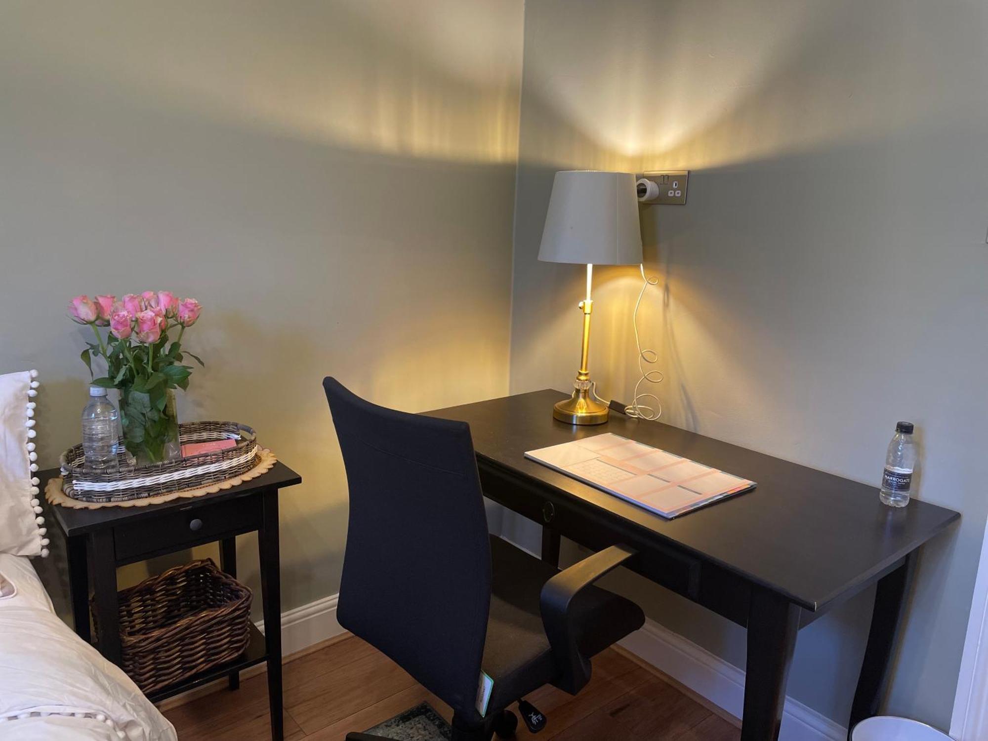 Апартаменты Homely 2 Levels Flat W Private Garden Лондон