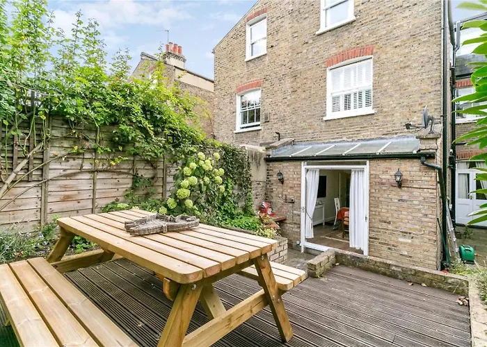 Homely 2 Levels Flat W Private Garden