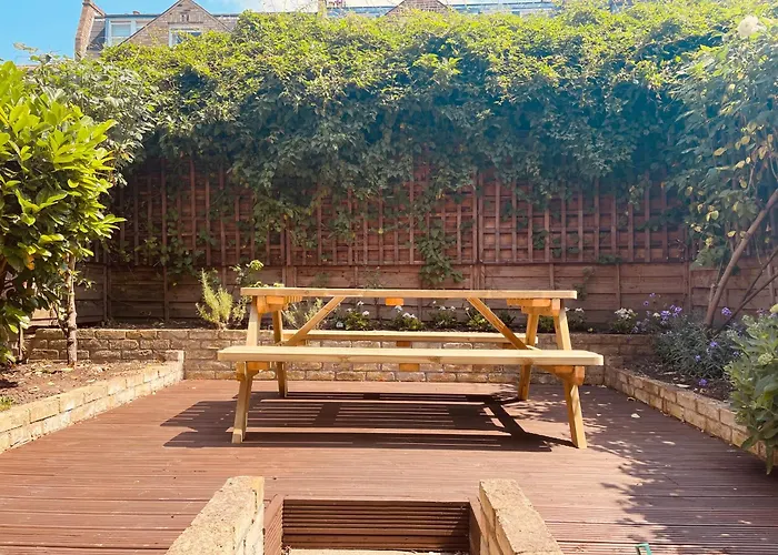 Homely 2 Levels Flat W Private Garden